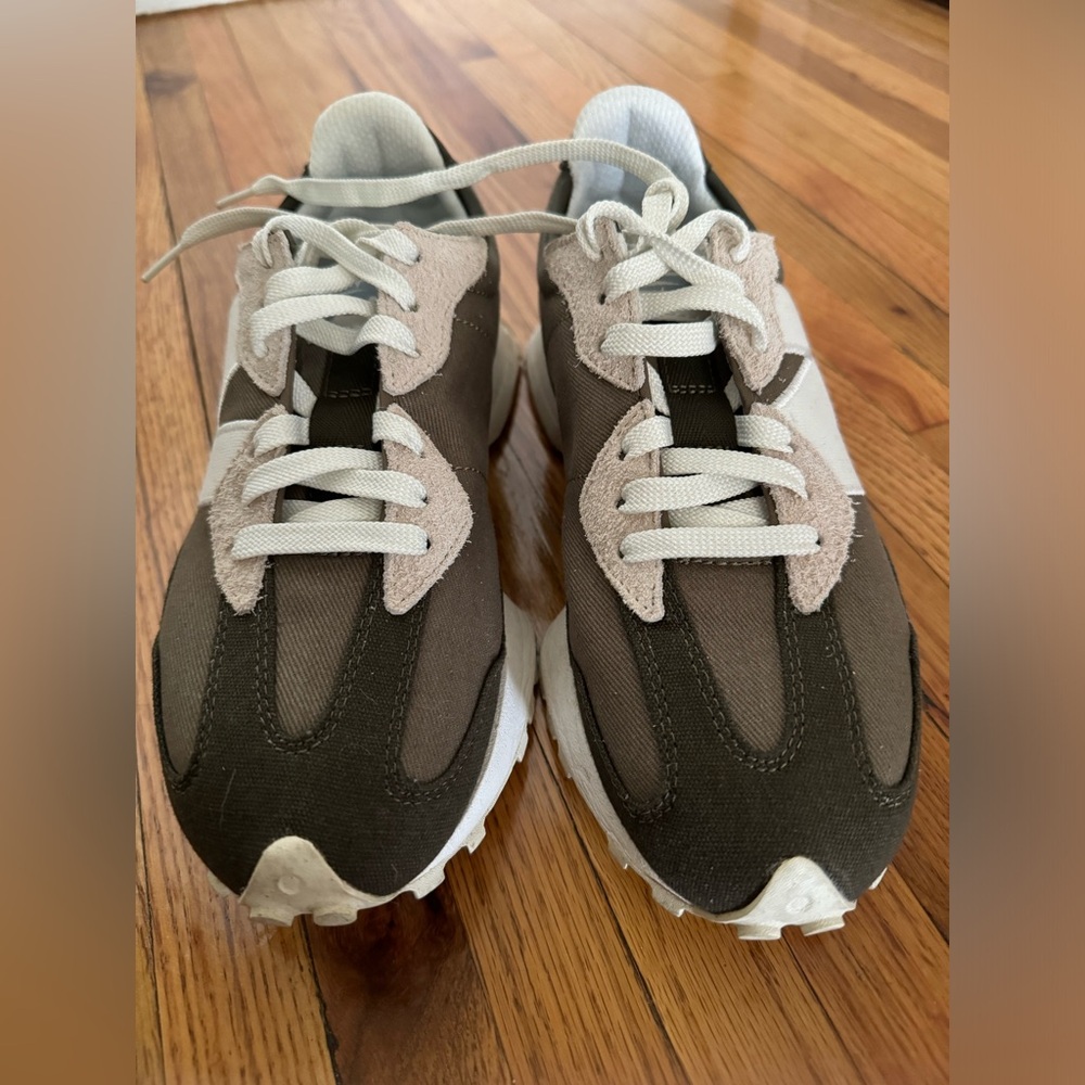 New Balance Green/Tan/White very gently worn size 9